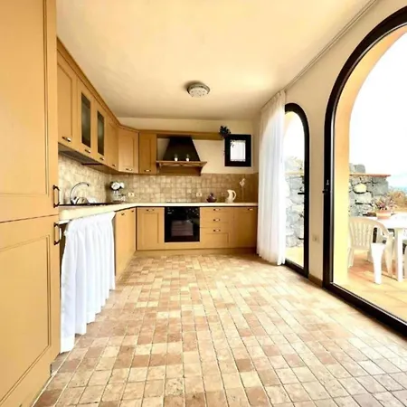 Amazing Views To The Sea With Pool Apartment